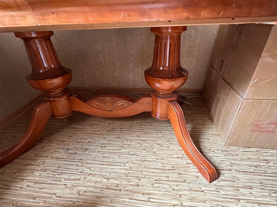 Срочно стол для зала гостиной