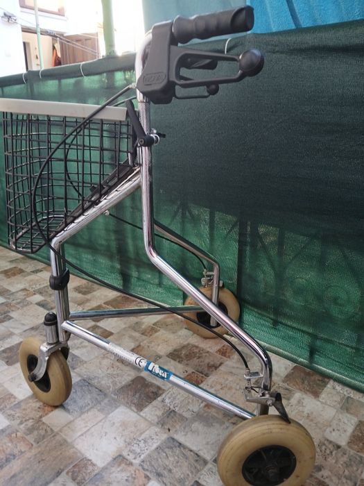 Vând cadru metalic cu roti