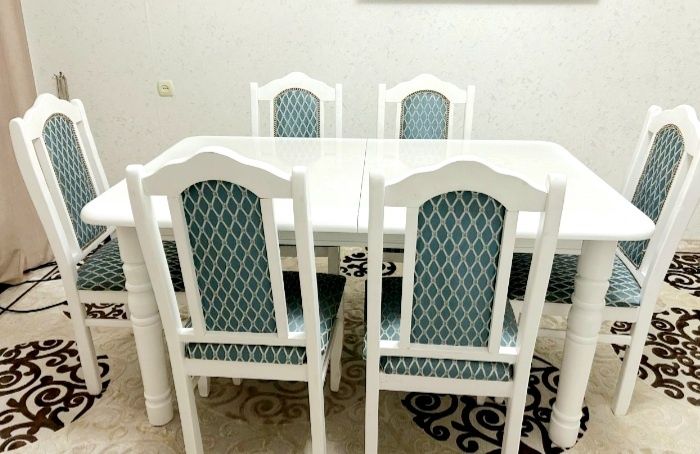 Продам обеденный комплект (раздвижной стол и 6 стульев), цвет белый