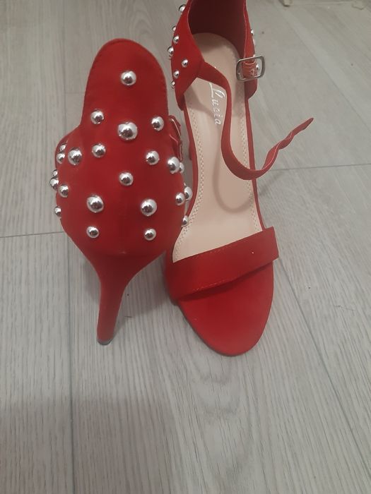 Sandale pe culoarea rosie