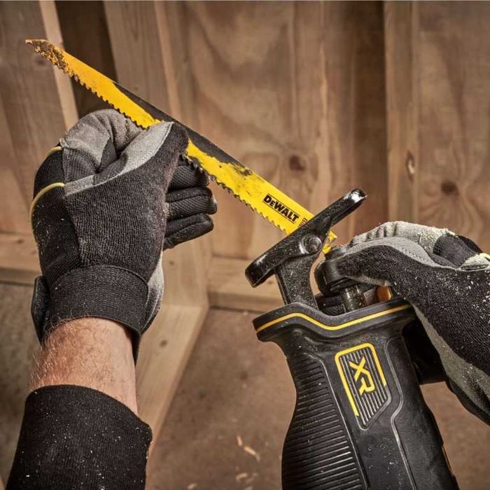 Саблен трион DeWALT DCS382N акумулаторен, 18 V, 28.6 мм