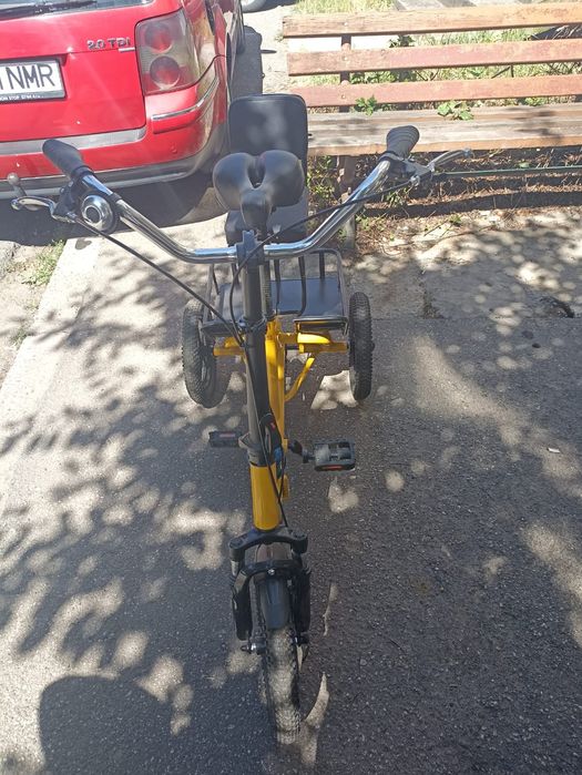 Vând tricicleta cu 3 roti