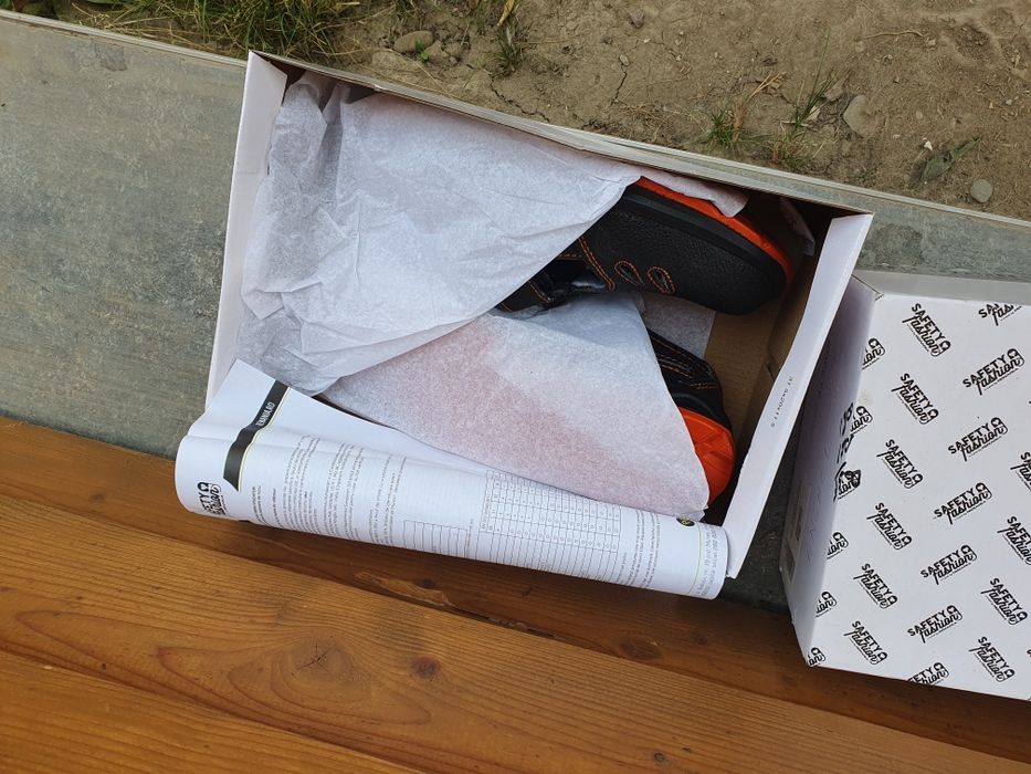 Bocanci / pantofi / adidasi de lucru / safety / de protectie