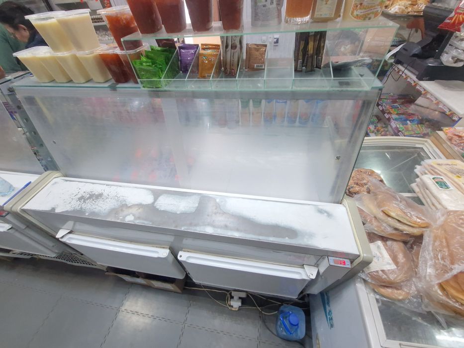 Продам холодильную витрину