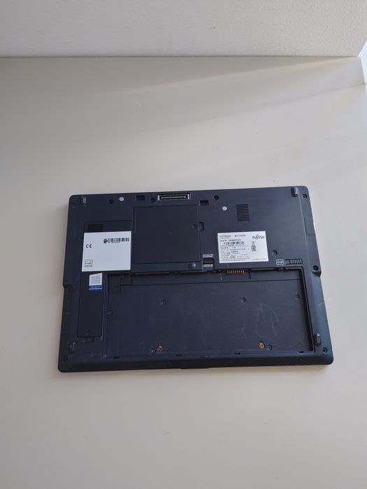 Laptop Fujitsu lifebook U748 incomplet ( fara baterie) varianta cu touch Screen