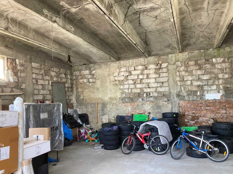 vanzare imobil in Husi langa politie si laboratorul de analize medicale Biolog-Test, suprafata utila 200 mp si teren cu acces prin parc si prin spate