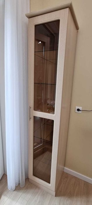 Шкаф-пенал со стеклом. СРОЧНО!