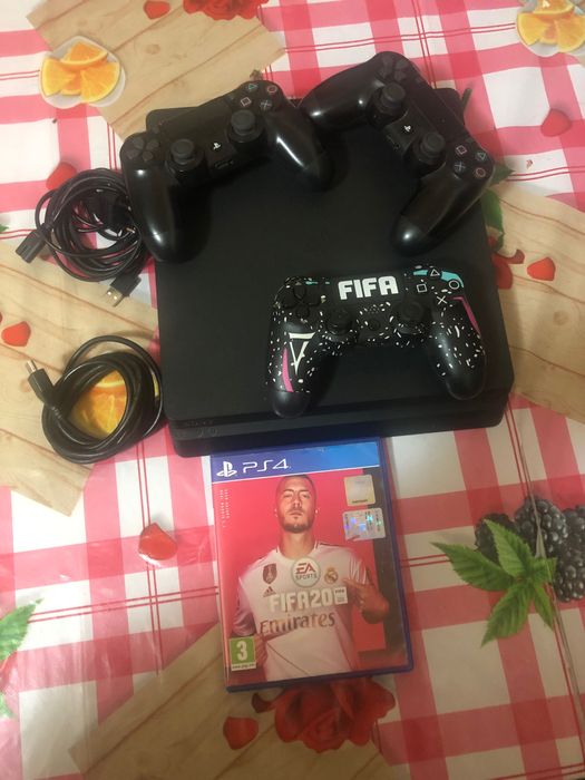 Vând Playstation 4 slim