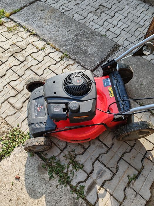 Vând masina tuns iarba Media Line