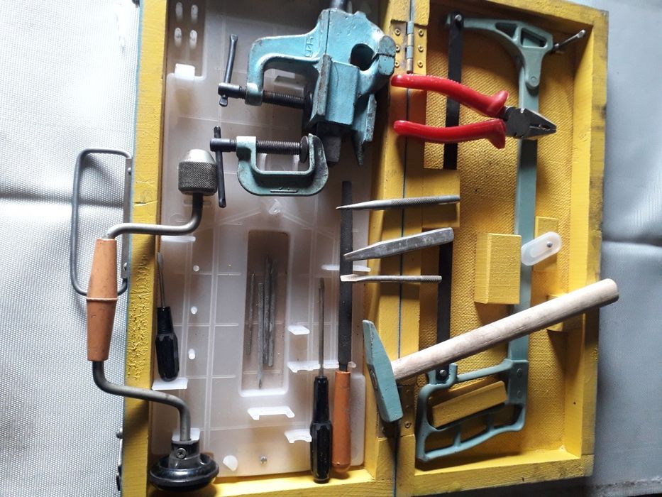 Продам набор слесарного инструмента