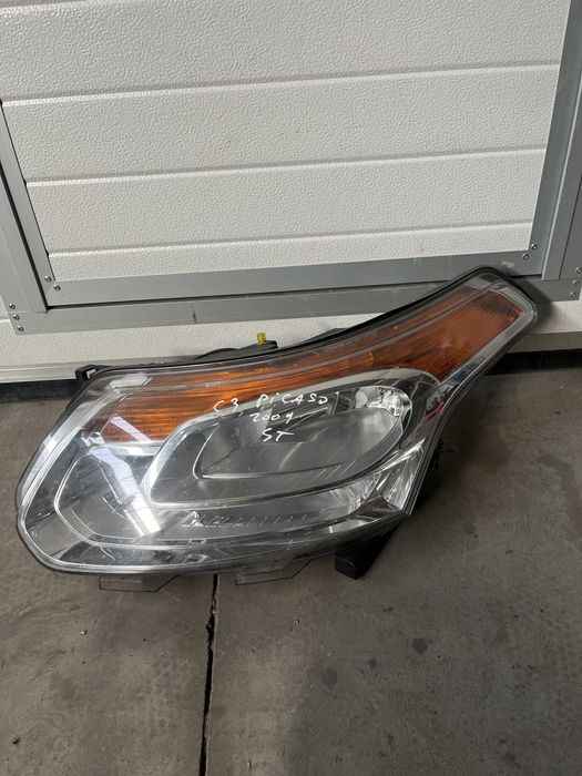 Far / faruri  Citroen C3 Picasso