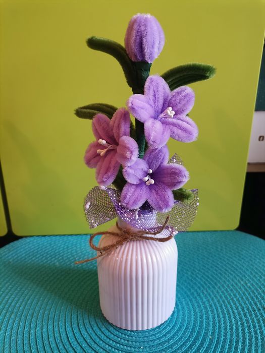 Керамична кашпа с цвете