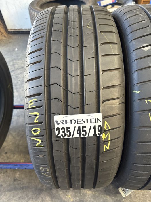 235/45/19 Vredestein