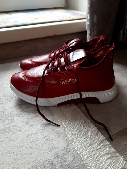 Срочно новые утепленные кроссовки