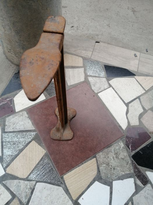 Лапа для ремонта обуви и гвозди.