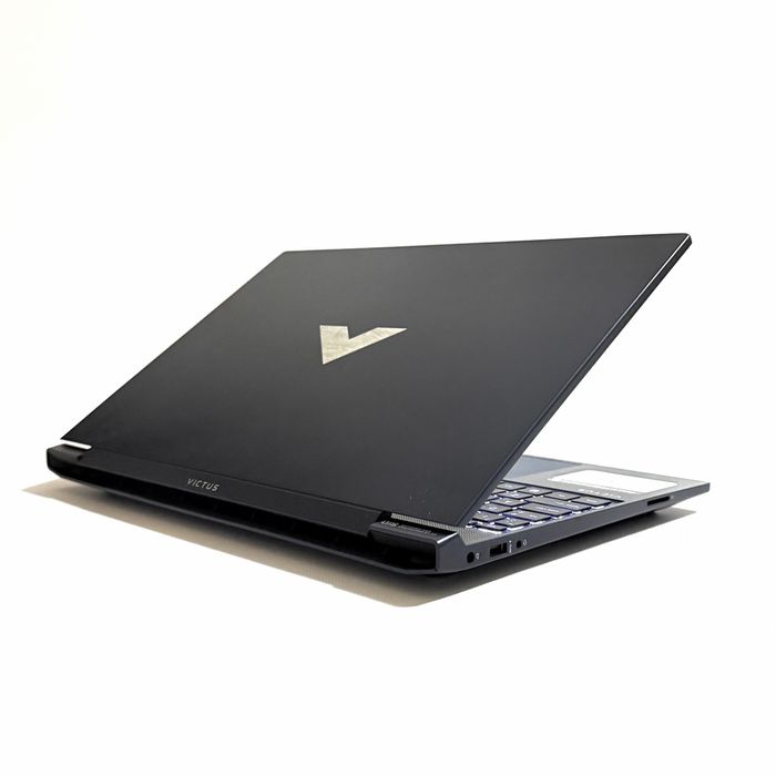 HP Victus/15,6” 144Hz/i5-13420H/RTX 3050 6GB/12GB/512GB