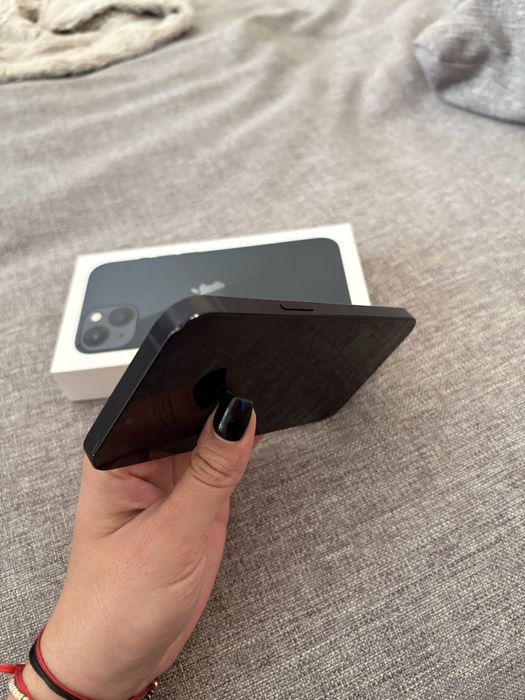 iPhone 13 ,цвят midnight 128GB