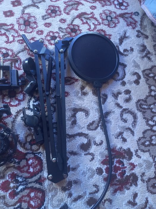 Sotiladi: Mikrofon uchun Universal Shtativ va Aksessuarlar To'plami