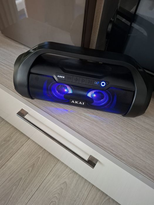 Boxa AKAI in stare foarte buna ca noua.