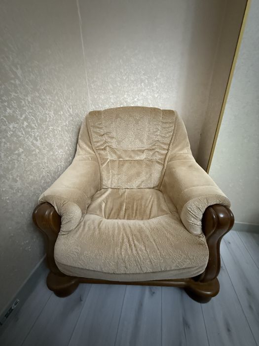 Продам диван в комплекте с 2 креслами