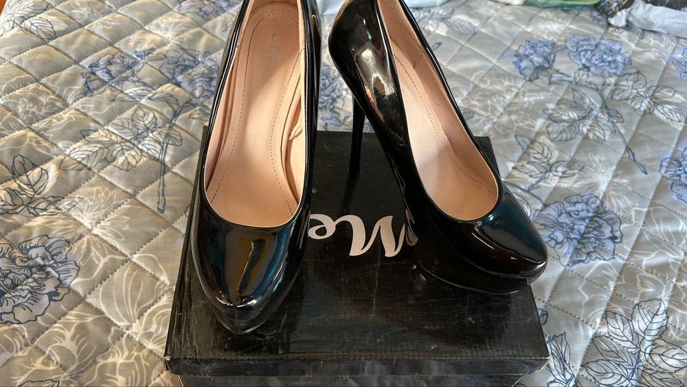 Обувки на висок ток