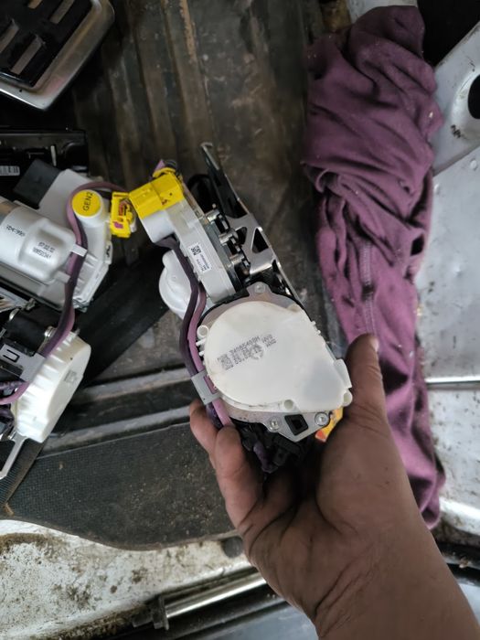 Самонатягащи колани Audi A8 D4