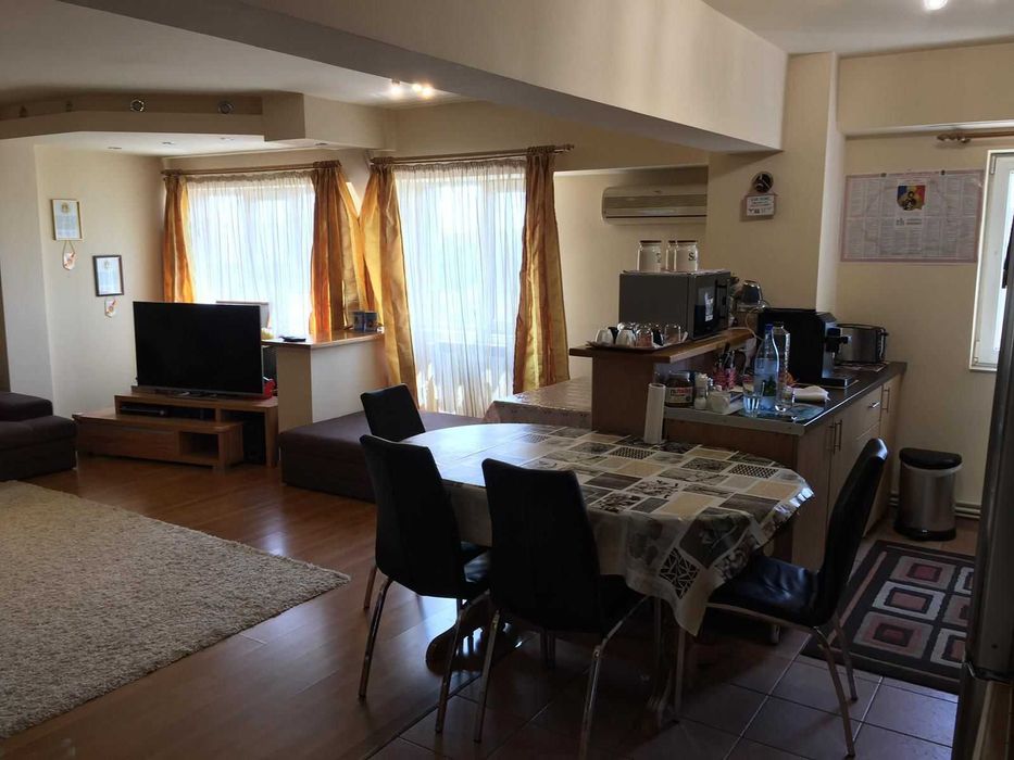 Apartament 4 camere , decomandat , zona Modern