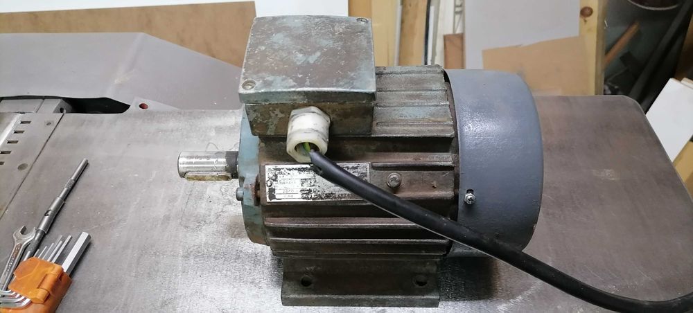 Електродвигател трифазен 0.9кв.1410 об.