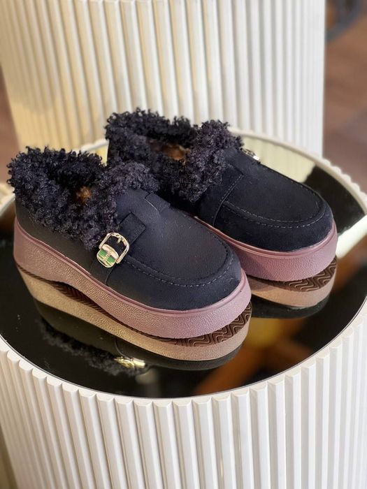 Ayollar qishki oyoq kiyimi.