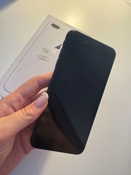 Iphone 8 plus 68 GB, sănătatea bateriei 100%, vine cu cutie si incarcator