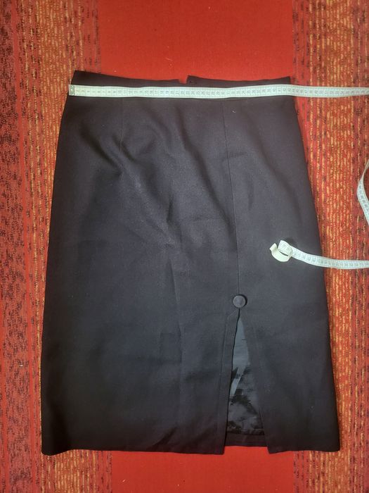 Женская юбка черная и свитер мягкий.