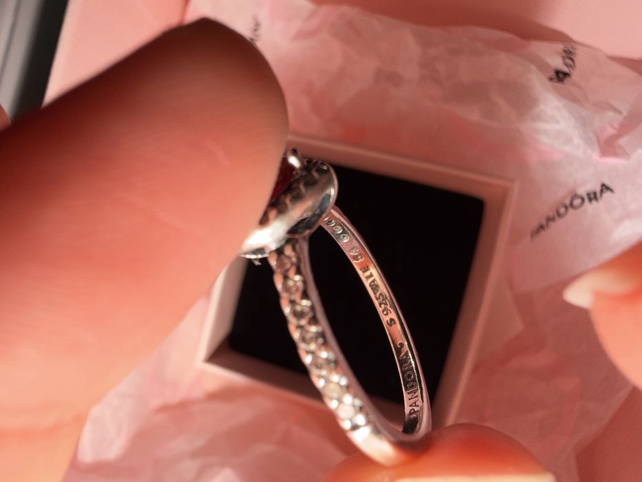 Оригинальное кольцо Pandora «Красное сердце»