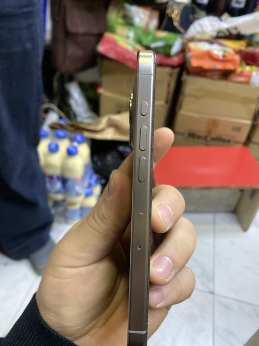 Ayfon 15 pro ekran almashgan arginaliga va azgina dog’ tushgan halos.