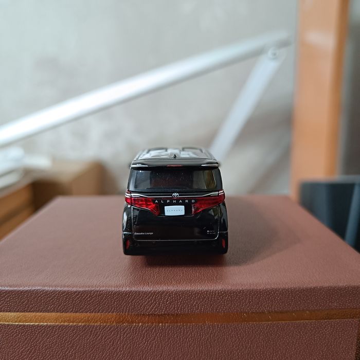 Toyota Alphard 2023 1:64 Hot Wheels