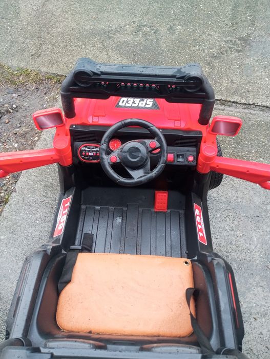 Vând mașină de copiii electrica foarte puțina folosită