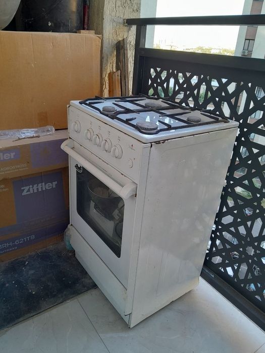 Срочно продаётся --газ плита 
60x60x85 плита 
размер 
50х60 хорошем с