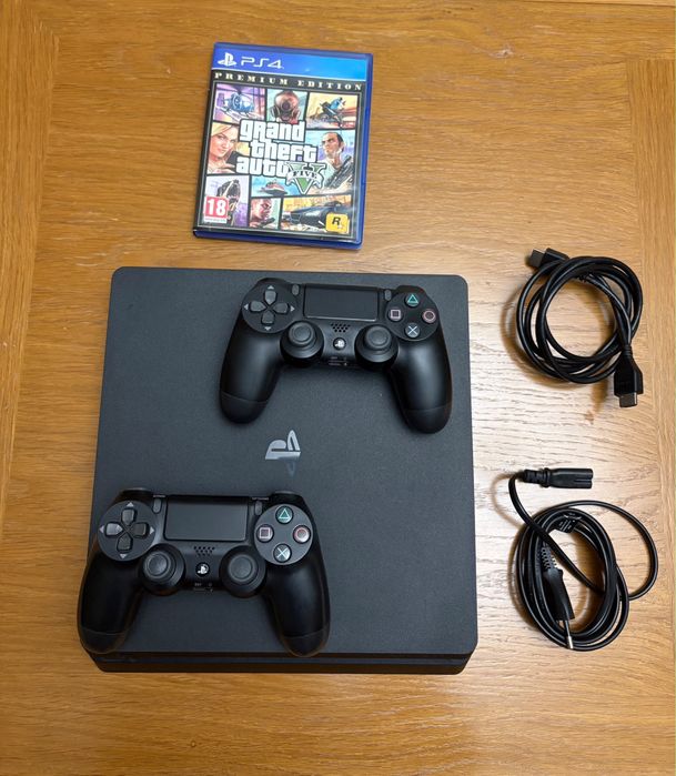PS4 Slim 1TB, cu 2 controllere și 2 jocuri.