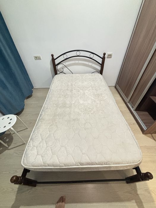 Кровать в хорошом состояний