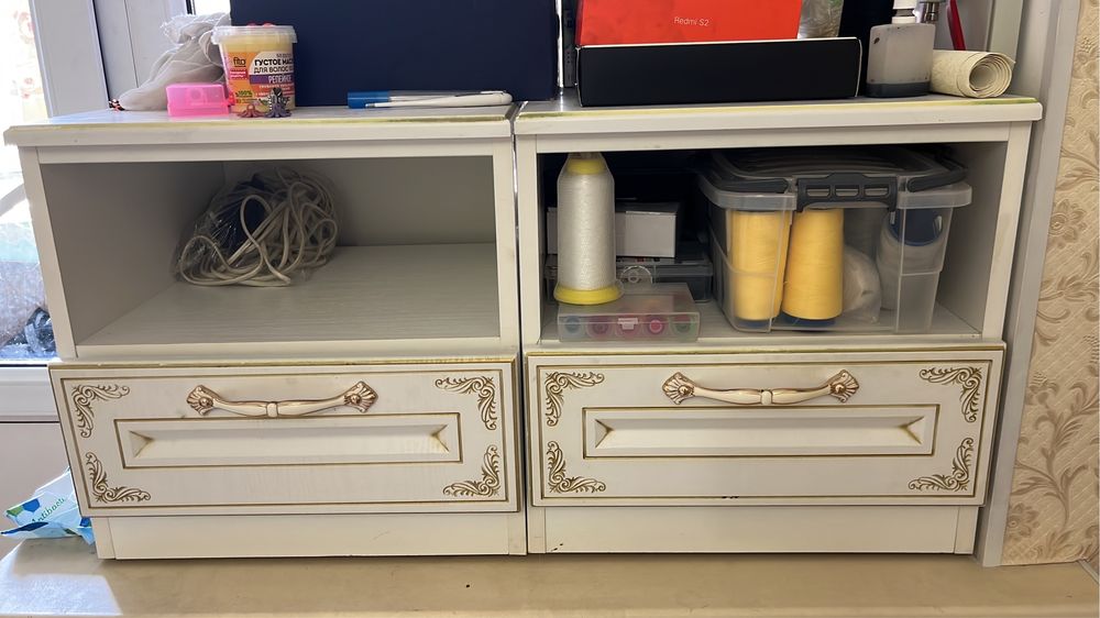 Кровать без матраса с двумя тумбочками