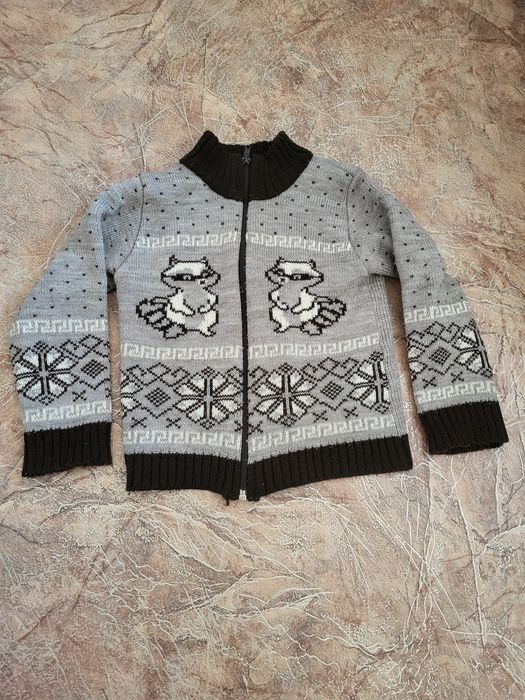 Кофта детская. Отдам за шоколадку. Длина рукава 34 см