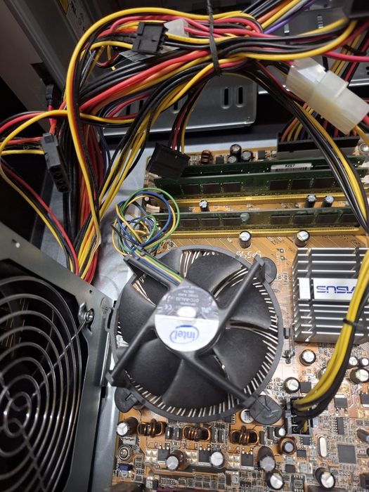 Sistem PC cu Windows XP desktop