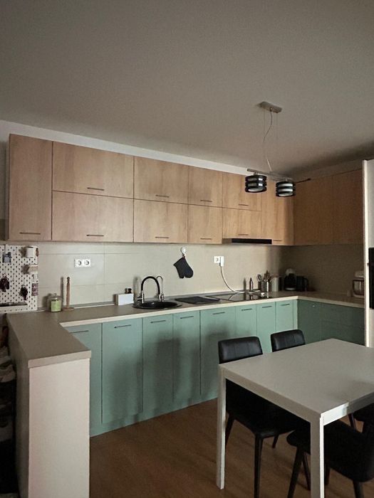 Vand apartament 2 dormitoare + living si bucatarie + parcare subterana in Complex Oaza