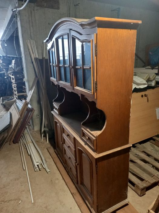 Mobila sufragerie este în stare buna ușile se închid perfect