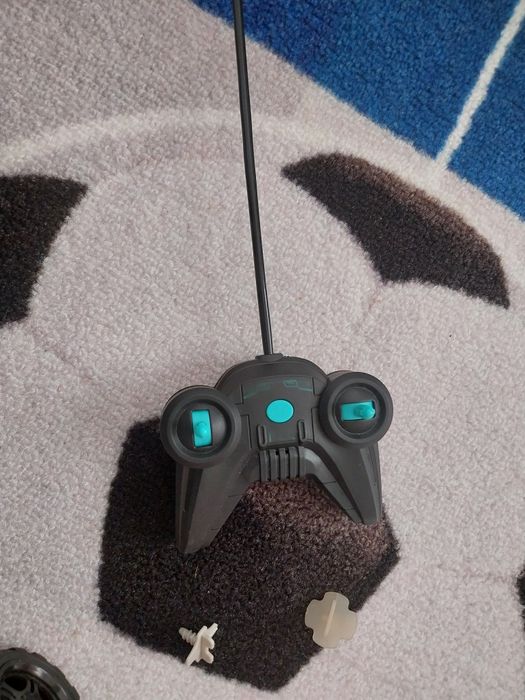 Продавам кола на дистанционно ти е на ток а дистанционното е на батери