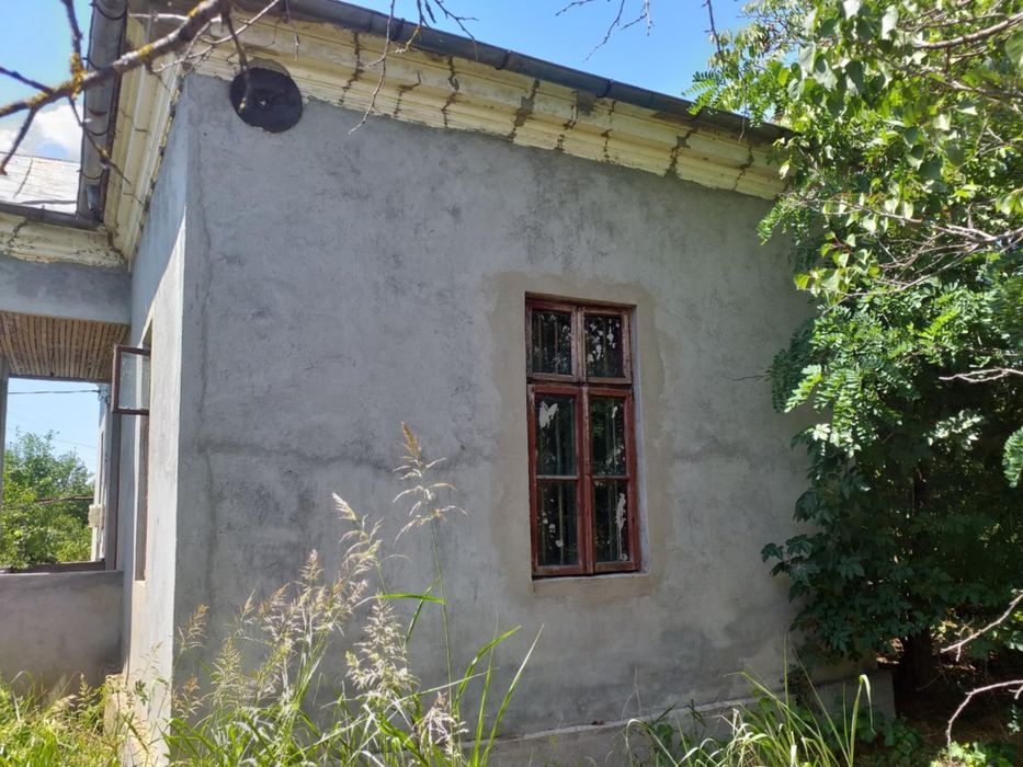 vând CASA DIN CARAMIDA + Anexe + teren
