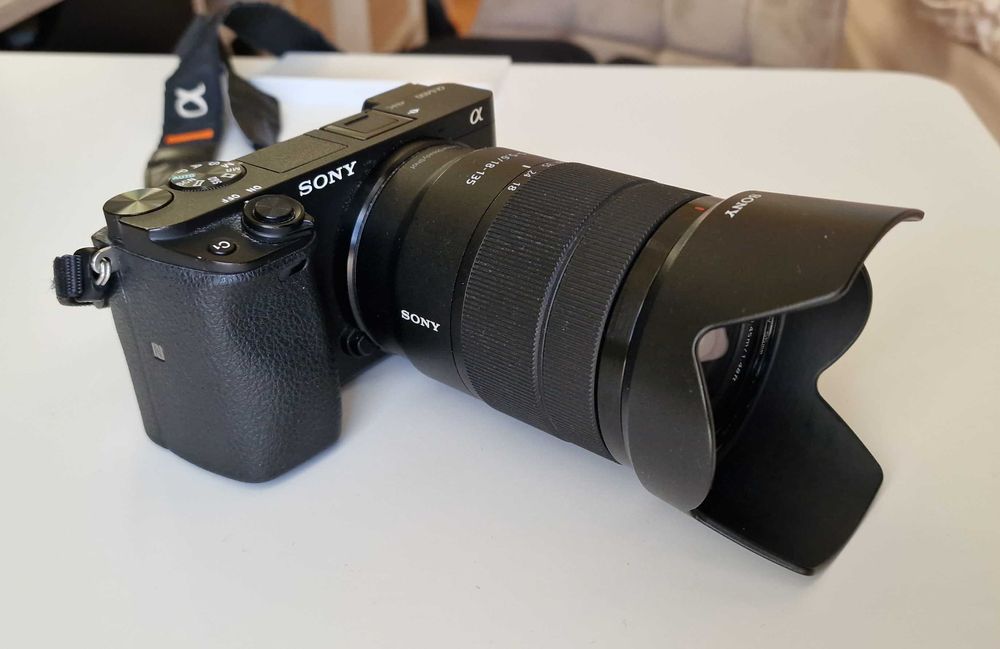 Sony Alpha A6400 24.2 MP cu Obiectiv 18-135mm + 35mm fix F1.8