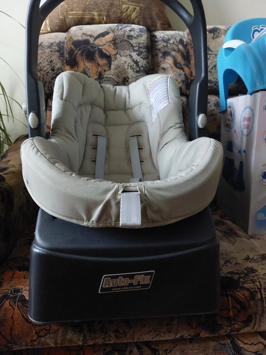 Scaun auto pentru copii plus articole bebe