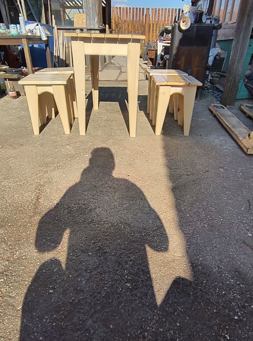 Masa și scaune din lemn de brad