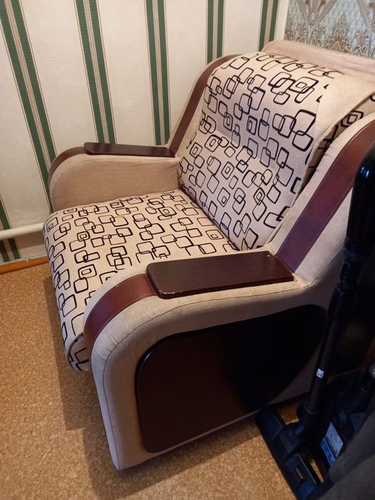 Продам широкое кресло