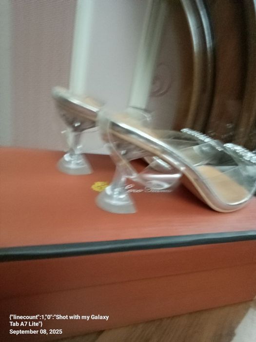 Ayollar tuflisi sotiladi